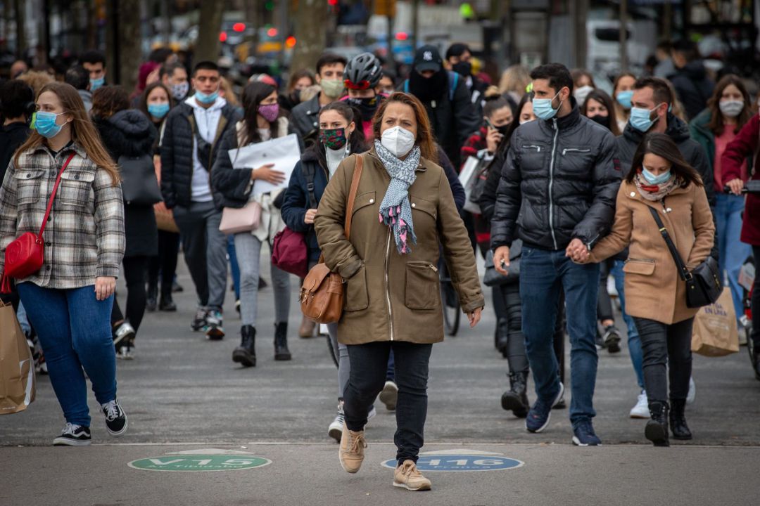 Varios transeúntes pasean por el Paseo de Gracia de Barcelona Varios transeúntes pasean por el Paseo de Gracia de Barcelona
