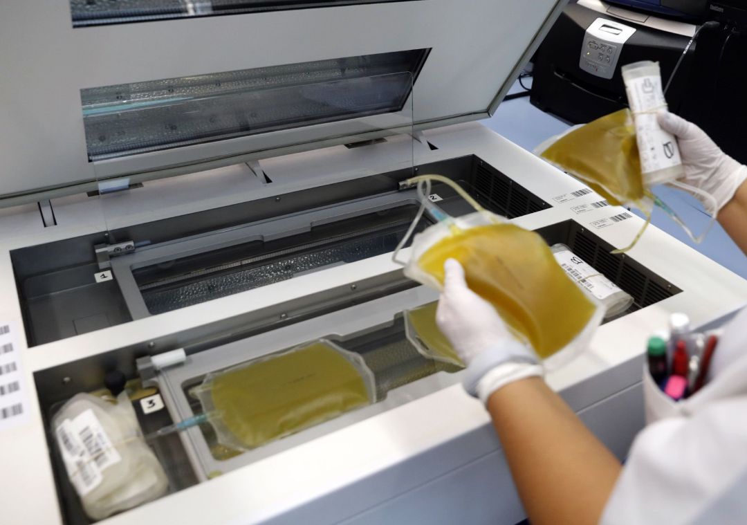 Mientras sigue la carrera hacia la vacuna del coronavirus, cientos de personas que ya han pasado la enfermedad aportan su granito de arena donando plasma hiperinmune en el Centro de Transfusión de la Comunidad de Madrid. Mientras sigue la carrera hacia la vacuna del coronavirus, cientos de personas que ya han pasado la enfermedad aportan su granito de arena donando plasma hiperinmune en el Centro de Transfusión de la Comunidad de Madrid.