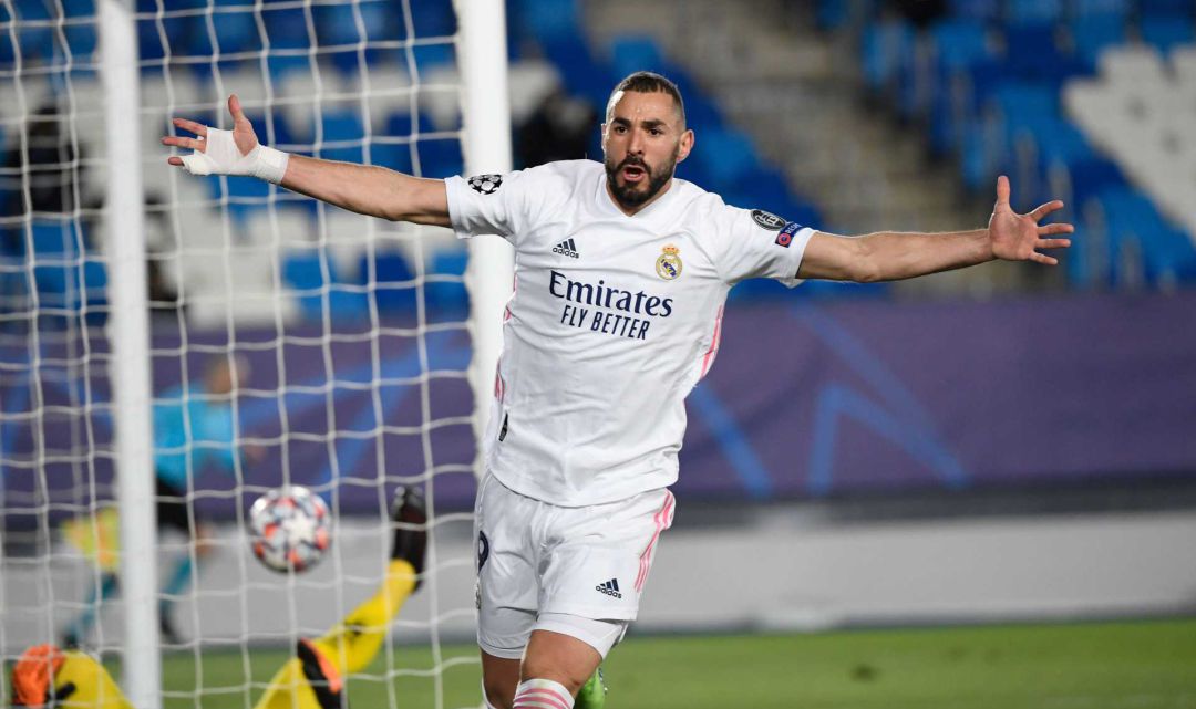 Benzema celebra uno de sus goles al Gladbach. Benzema celebra uno de sus goles al Gladbach.