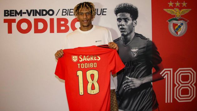 Todibo, en su presentación con el Benfica Todibo, en su presentación con el Benfica