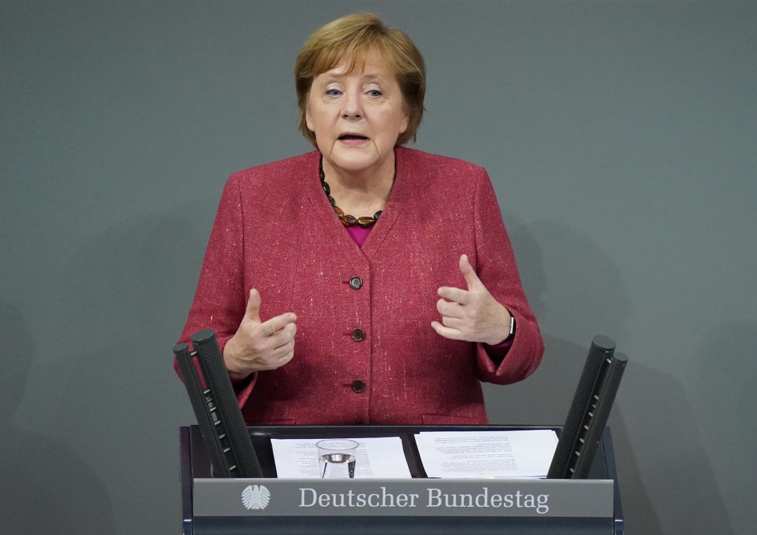 Merkel ha asegurado que "ya se ve la luz al final del túnel". Merkel ha asegurado que "ya se ve la luz al final del túnel".