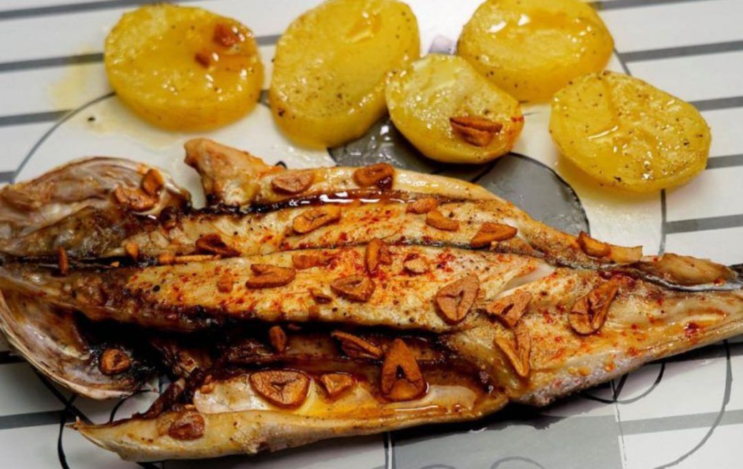 Lubina a la espalda con patatas panaderas Lubina a la espalda con patatas panaderas