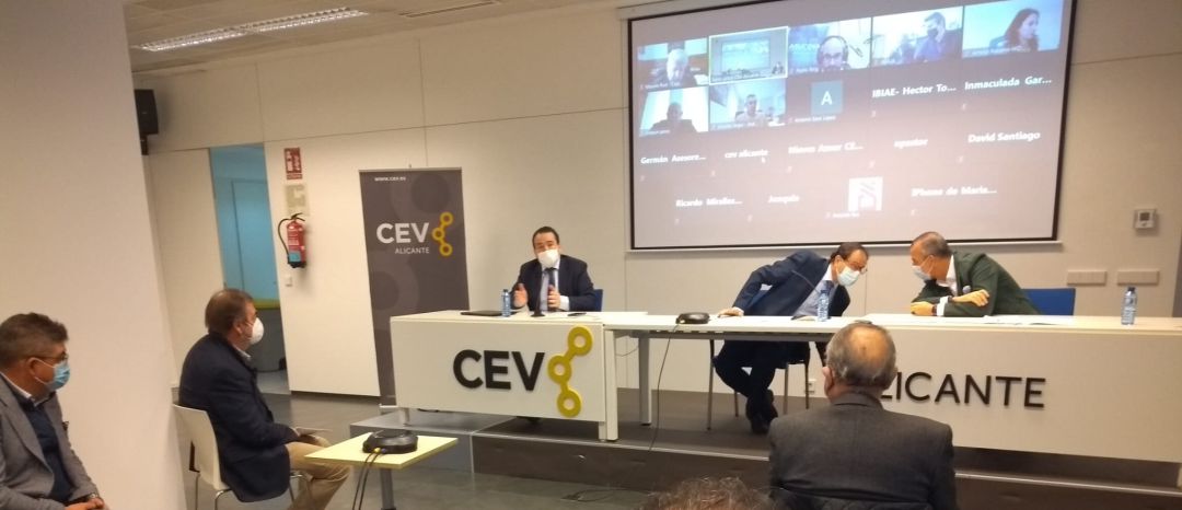 El director del IVF, Manuel Illueca, (i), el conseller de Hacienda y Modelo Económico, Vicent Soler (c) y el presidente de CEV Alicante, Perfecto Palacio (d), durante la junta directiva de CEV Alicante. El director del IVF, Manuel Illueca, (i), el conseller de Hacienda y Modelo Económico, Vicent Soler (c) y el presidente de CEV Alicante, Perfecto Palacio (d), durante la junta directiva de CEV Alicante.