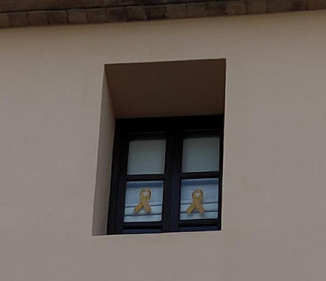 Lazos colgados en las ventanas del ayuntamiento de Benissa. Lazos colgados en las ventanas del ayuntamiento de Benissa.