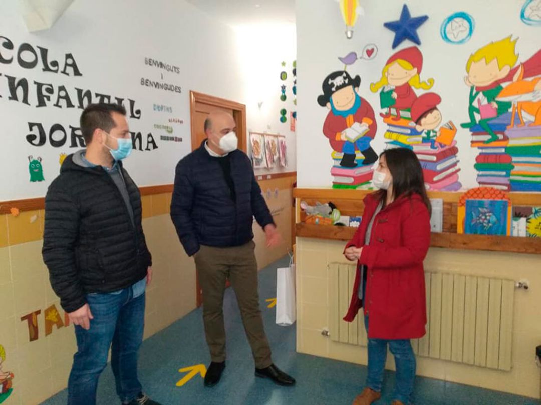 L'alcalde d'Agullent i el regidor d'educació visiten l'escolta infantil L'alcalde d'Agullent i el regidor d'educació visiten l'escolta infantil