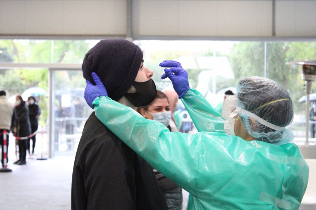 Realización de un test del covid a un enfermo. Realización de un test del covid a un enfermo.