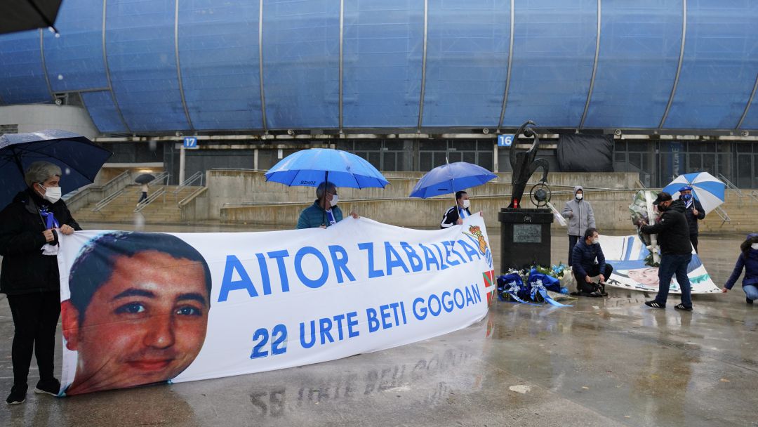 Aficionados de la Real Sociedad recuerdan en Anoeta a Aitor Zabaleta Aficionados de la Real Sociedad recuerdan en Anoeta a Aitor Zabaleta