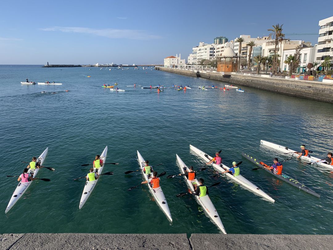 Palistas del club Marlines entrenando en la bahía de Arrecife. Palistas del club Marlines entrenando en la bahía de Arrecife.