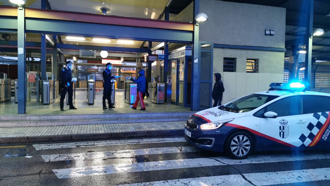 Imagen de archivo de una acción de la Policía Local de Getafe durante esta pandemia. Imagen de archivo de una acción de la Policía Local de Getafe durante esta pandemia.