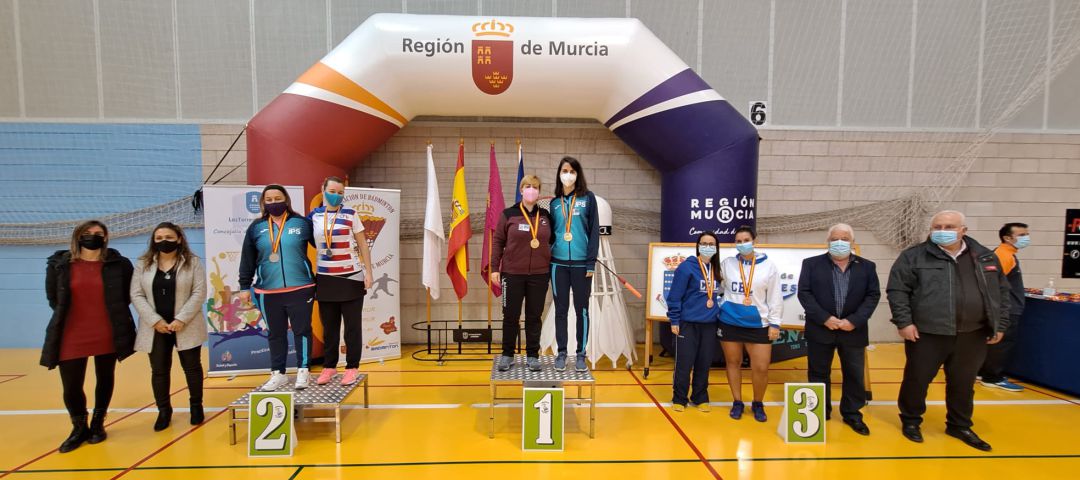 Esther Pereira, en lo más alto del podio, y Cristina Puebla, en el segundo cajón. Esther Pereira, en lo más alto del podio, y Cristina Puebla, en el segundo cajón.
