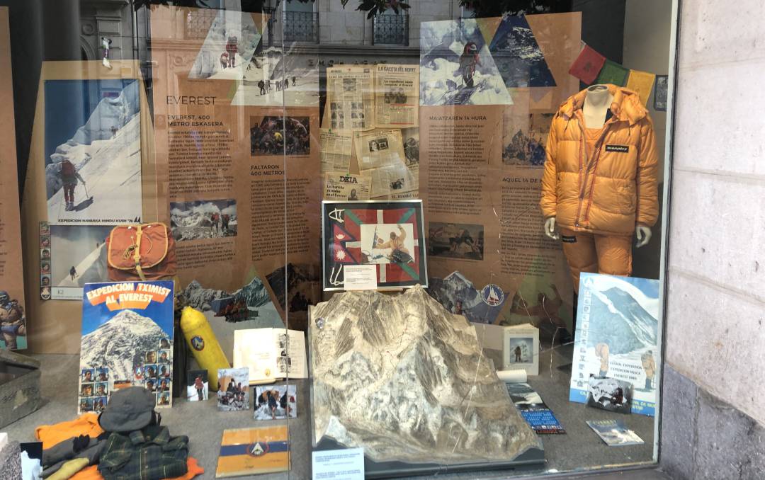 Buzo de cumbre, maqueta e ikurriña de la ascensión al Everest del 80. Buzo de cumbre, maqueta e ikurriña de la ascensión al Everest del 80.