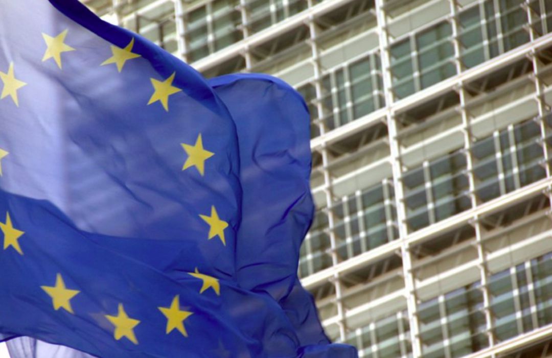 Bandera de la UE frente a la sede de la Comisión Europea. Bandera de la UE frente a la sede de la Comisión Europea.