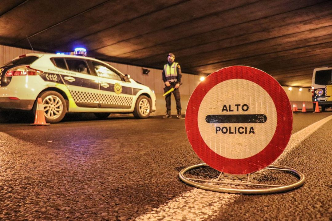 Imagen de uno de los controles de la Policía Local en Alicante Imagen de uno de los controles de la Policía Local en Alicante