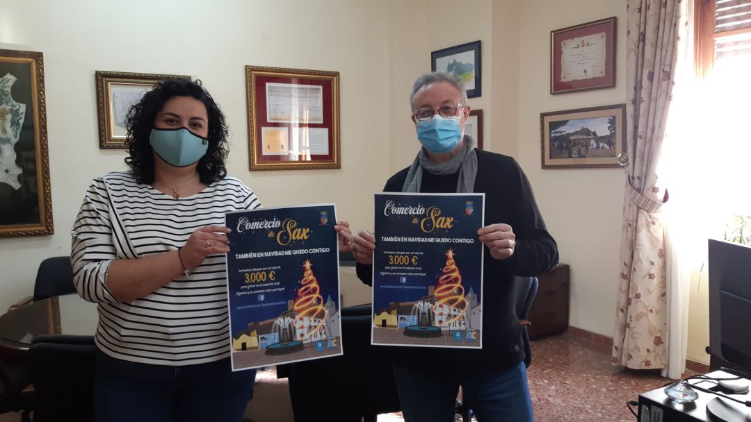 La alcaldesa y el edil de Comercio de Sax presentan la campaña comercial de Navidad La alcaldesa y el edil de Comercio de Sax presentan la campaña comercial de Navidad