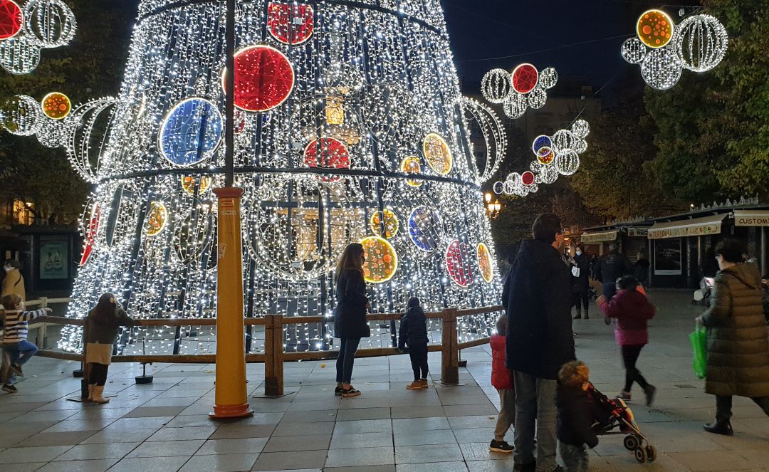 Visita de granadinos a la plaza de Bibrambla, en pleno centro, con el alumbrado especial de Navidad encendido y con toque de queda a las 22h Visita de granadinos a la plaza de Bibrambla, en pleno centro, con el alumbrado especial de Navidad encendido y con toque de queda a las 22h