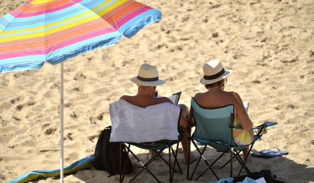Imagen de turistas en la playa Imagen de turistas en la playa