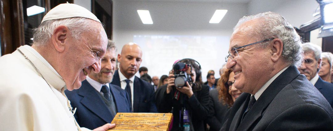 El presidente de la Fundación Lumière, Antonio Mayoralas, entrega el certificado de madera de olivo al Papa Francisco. El presidente de la Fundación Lumière, Antonio Mayoralas, entrega el certificado de madera de olivo al Papa Francisco.