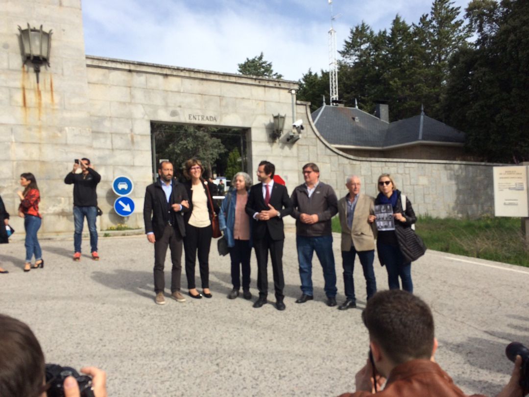 Los familiares que exigen la exhumación de los suyos ante la entrada principal del Valle de Los Caídos Los familiares que exigen la exhumación de los suyos ante la entrada principal del Valle de Los Caídos