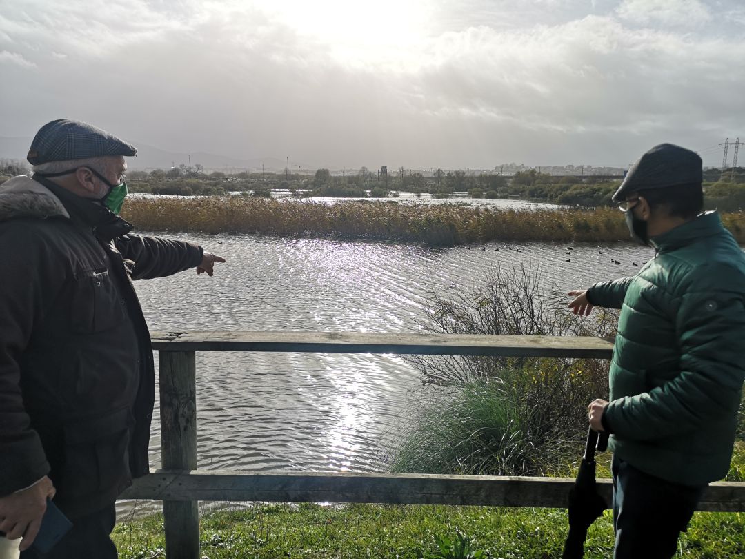 Antonio Pereda y Nobel Lado vecinos de Nueva Montaña señalando el excesivo nievel de agua de la ria que colinda con el barrio. Antonio Pereda y Nobel Lado vecinos de Nueva Montaña señalando el excesivo nievel de agua de la ria que colinda con el barrio.