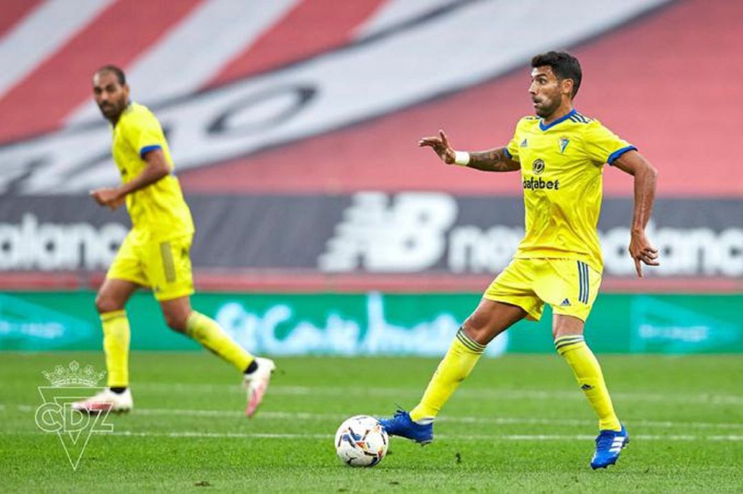 Augusto Fernández controla la pelota durante un partido ante el Athletic Augusto Fernández controla la pelota durante un partido ante el Athletic