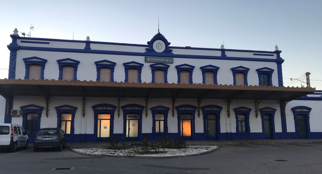 Imagen de archivo de la fachada de la estación de tren de Valdepeñas (Ciudad Real) Imagen de archivo de la fachada de la estación de tren de Valdepeñas (Ciudad Real)