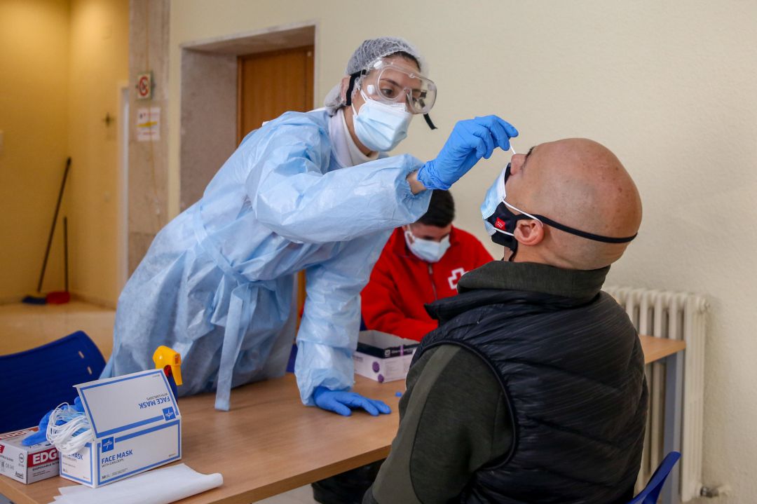 Una sanitaria realiza un test de antígenos a un hombre en un dispositivo organizado por la Comunidad de Madrid Una sanitaria realiza un test de antígenos a un hombre en un dispositivo organizado por la Comunidad de Madrid
