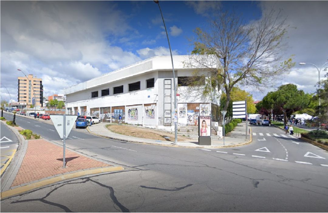 Las naves de este concesionario llevan años en desuso y ahora, tras su derribo, se convertirá en un nuevo edificio de viviendas Las naves de este concesionario llevan años en desuso y ahora, tras su derribo, se convertirá en un nuevo edificio de viviendas