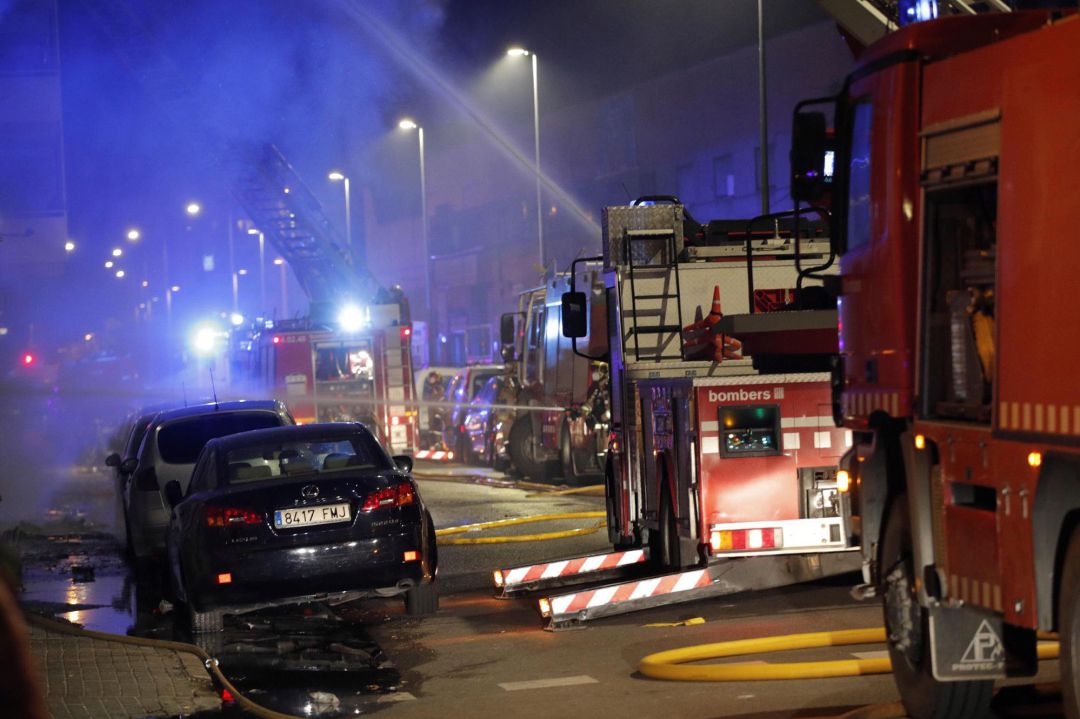 Bombers treballant contra l'incendi a la nau de Badalona Bombers treballant contra l'incendi a la nau de Badalona