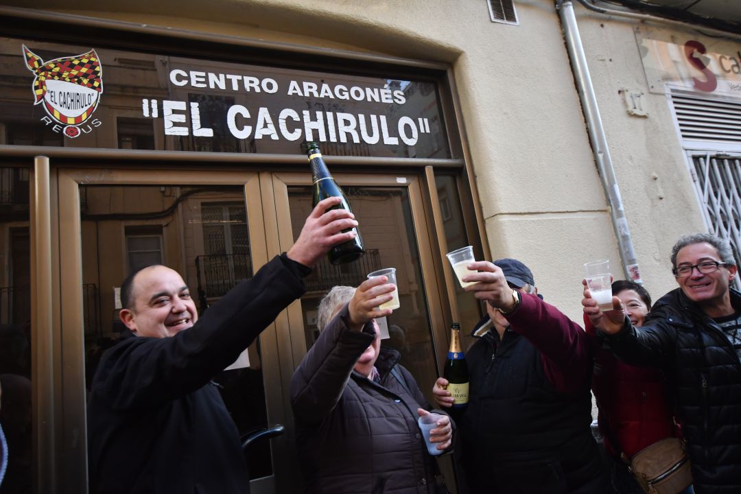 Los socios de 'El Cachirulo' se concentraron en la puerta de la asociación para celebrar que les había tocado el Gordo Los socios de 'El Cachirulo' se concentraron en la puerta de la asociación para celebrar que les había tocado el Gordo