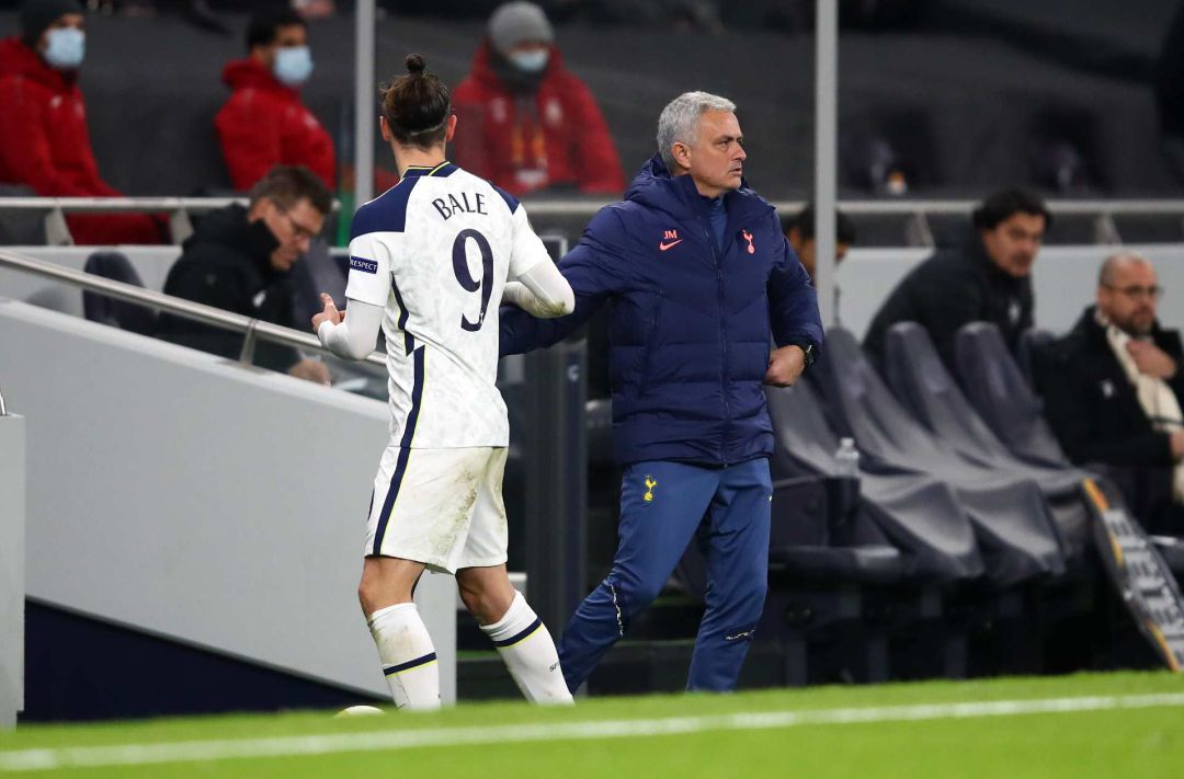 Bale y Mourinho, en el partido entre el Tottenham y el Antwerp. Bale y Mourinho, en el partido entre el Tottenham y el Antwerp.