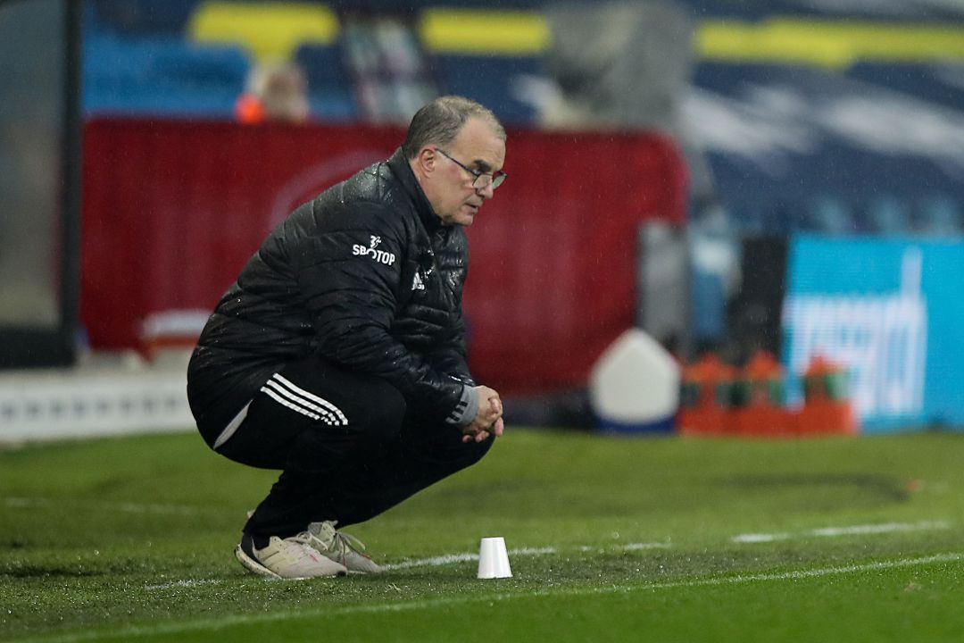 Marcelo Bielsa observa un partido del Leeds United en cuclillas Marcelo Bielsa observa un partido del Leeds United en cuclillas