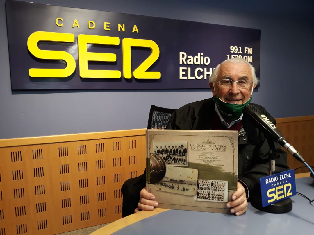 Santiago Gambín con su libro en Radio Elche Cadena SER Santiago Gambín con su libro en Radio Elche Cadena SER