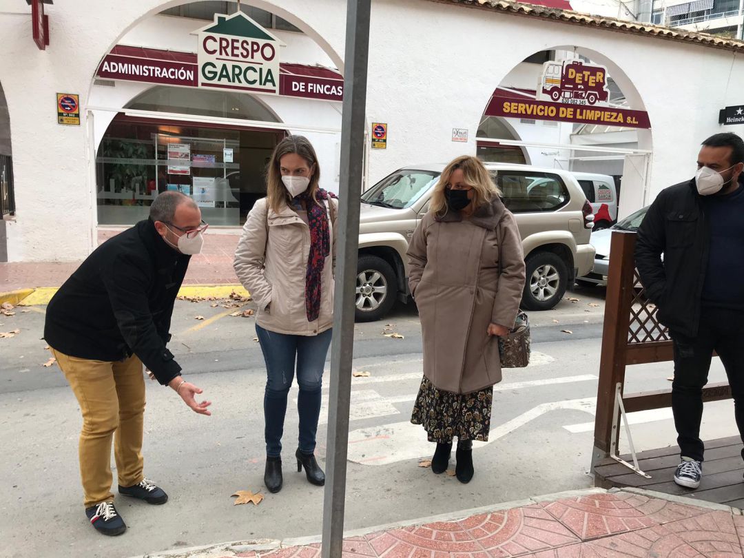 Responsables políticos y técnicos visitan las zonas donde se van a ejecutar las obras para adecuar las aceras. Responsables políticos y técnicos visitan las zonas donde se van a ejecutar las obras para adecuar las aceras.