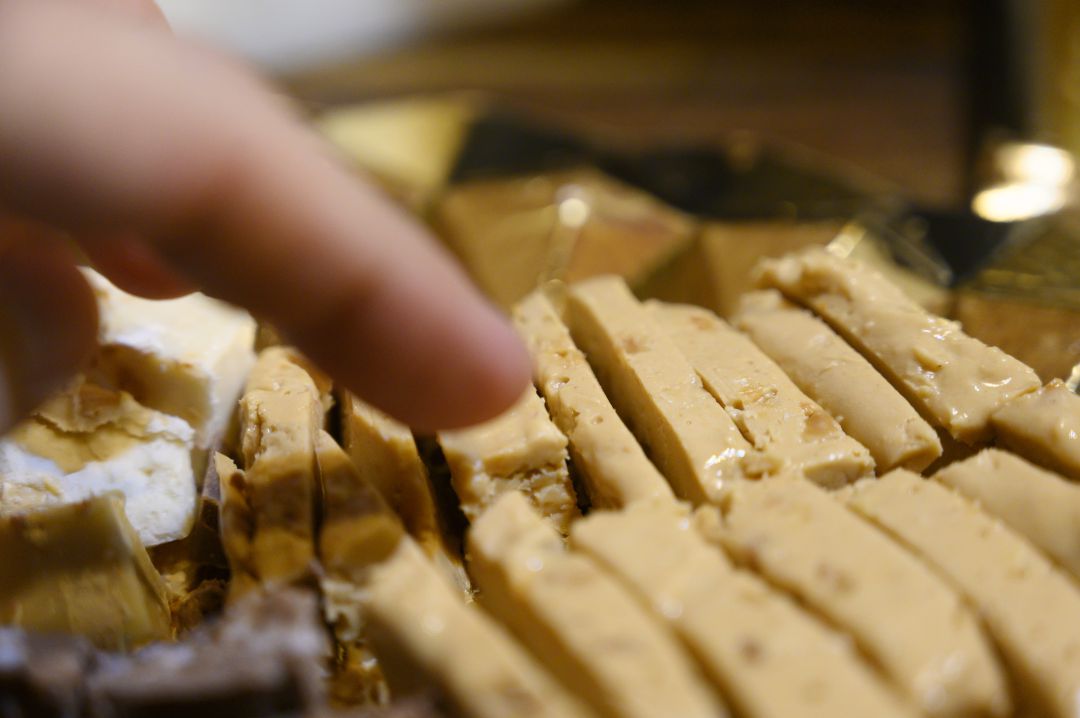 Blando o duro, de Jijona o de Alicante, de sabores clásicos o con esencia de gin tonic, en tableta o en torta, el turrón es sin duda el protagonista de la Navidad. Blando o duro, de Jijona o de Alicante, de sabores clásicos o con esencia de gin tonic, en tableta o en torta, el turrón es sin duda el protagonista de la Navidad.