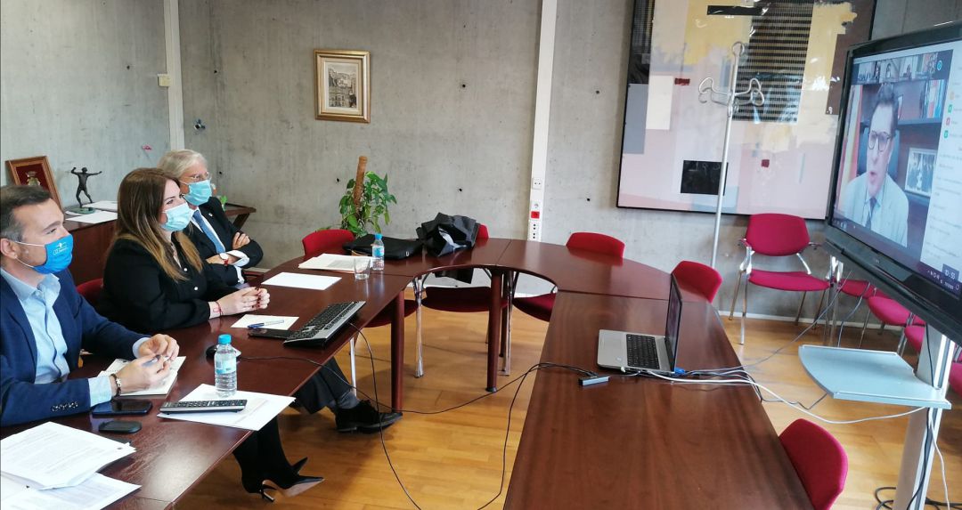 La consejera de Educación, Esperanza Moreno, junto al magistrado De Domingo y el director general de Innovación Educativa y Atención a la Diversidad, Carlos Albaladejo, conversan con el presidente del TSJ en el acto de presentación del concurso ‘Educando en Justicia’. La consejera de Educación, Esperanza Moreno, junto al magistrado De Domingo y el director general de Innovación Educativa y Atención a la Diversidad, Carlos Albaladejo, conversan con el presidente del TSJ en el acto de presentación del concurso ‘Educando en Justicia’.