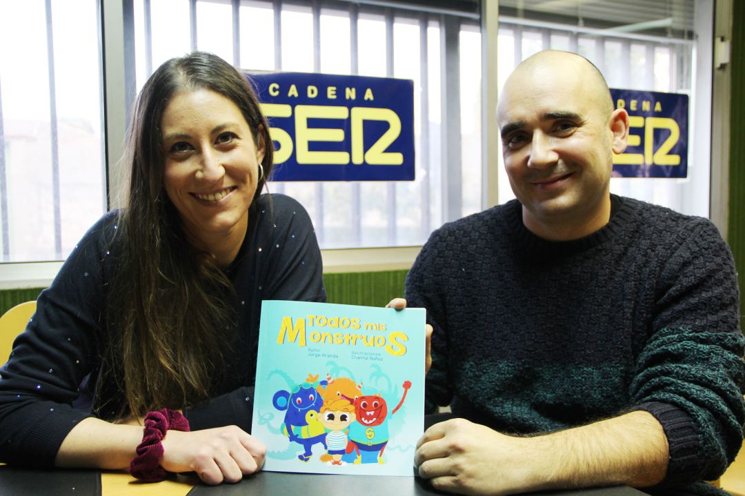 Chantal Nuñez y Jorge Aranda con su cuento 'Todos mis monstruos' en los estudios de Radio Cuéllar Chantal Nuñez y Jorge Aranda con su cuento 'Todos mis monstruos' en los estudios de Radio Cuéllar