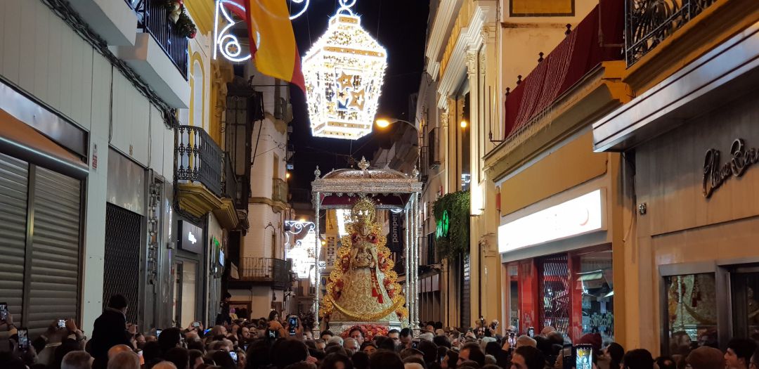 Imagen de la procesión en 2019 de la Virgen del Rocío de la Hermandad de Sevilla Imagen de la procesión en 2019 de la Virgen del Rocío de la Hermandad de Sevilla