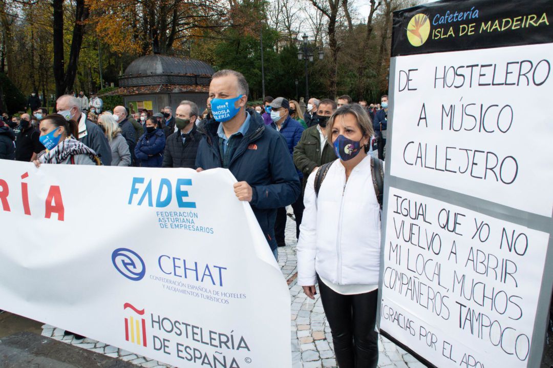 Una hostelera con una pancarta de protesta en Oviedo. Una hostelera con una pancarta de protesta en Oviedo.