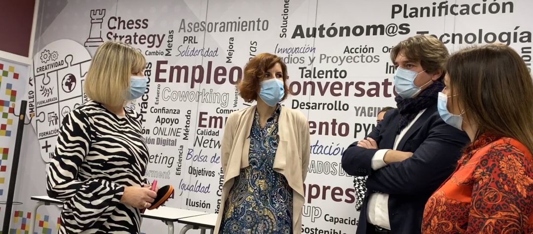La viceconsejera de Empleo de la Comunidad de Madrid, Eva María Blázquez, (c) y el alcalde de Fuenlabrada, Javier Ayala, durante la visita este jueves al CIFE La viceconsejera de Empleo de la Comunidad de Madrid, Eva María Blázquez, (c) y el alcalde de Fuenlabrada, Javier Ayala, durante la visita este jueves al CIFE