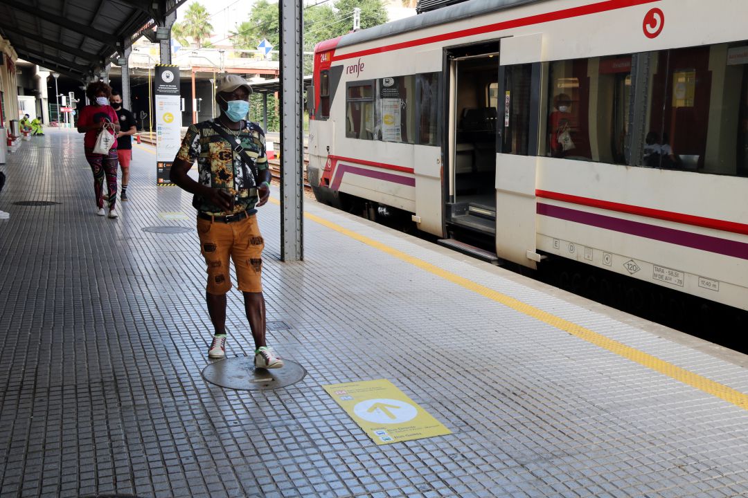 Usuaris a l'estació de tren de Martorell amb la senyalització del tall de la R4 de Rodalies, el 25 de juliol del 2020. Usuaris a l'estació de tren de Martorell amb la senyalització del tall de la R4 de Rodalies, el 25 de juliol del 2020.