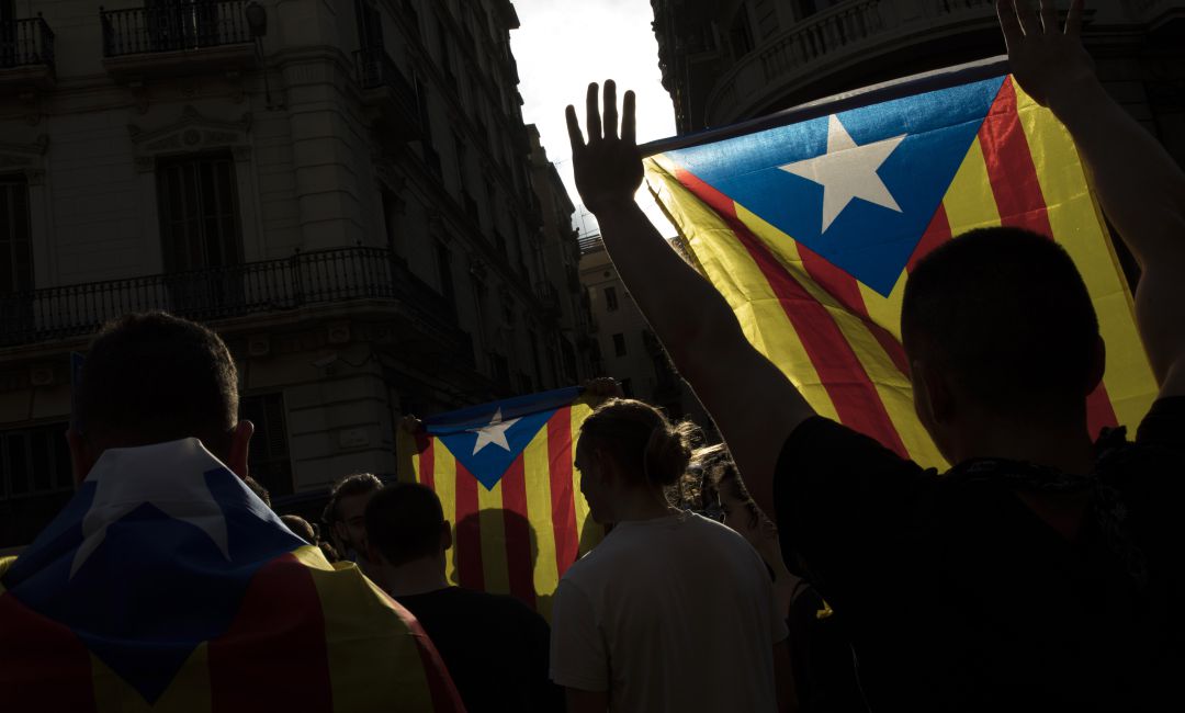 Manifestantes pidiendo la independencia de Cataluña. Manifestantes pidiendo la independencia de Cataluña.