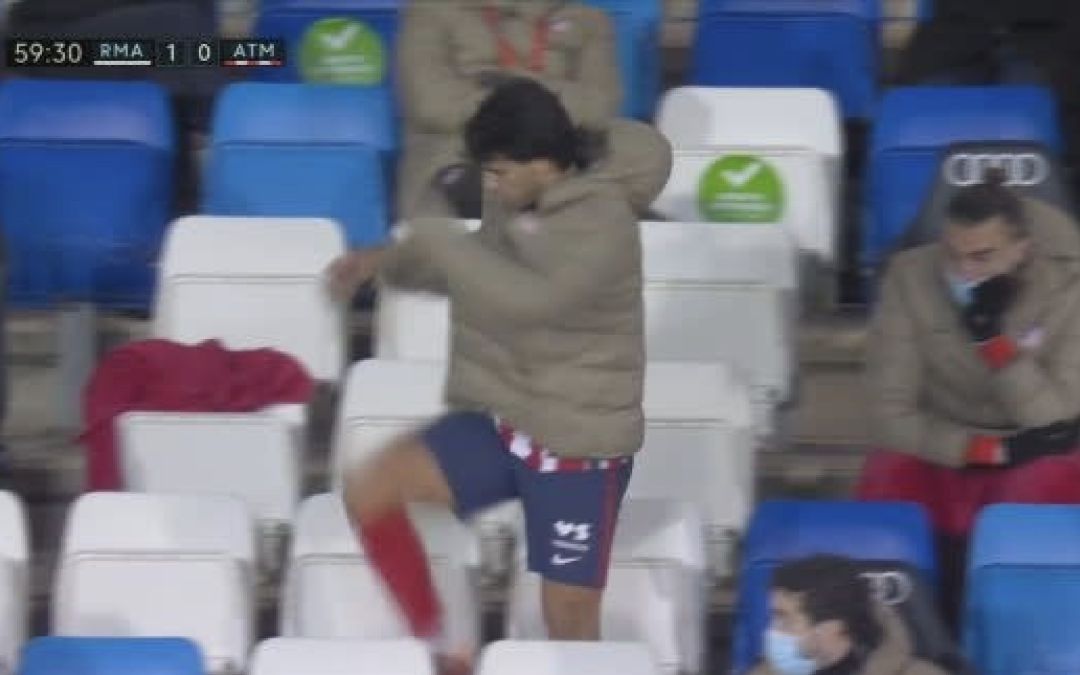 Joao Félix patea el banquillo. Joao Félix patea el banquillo.