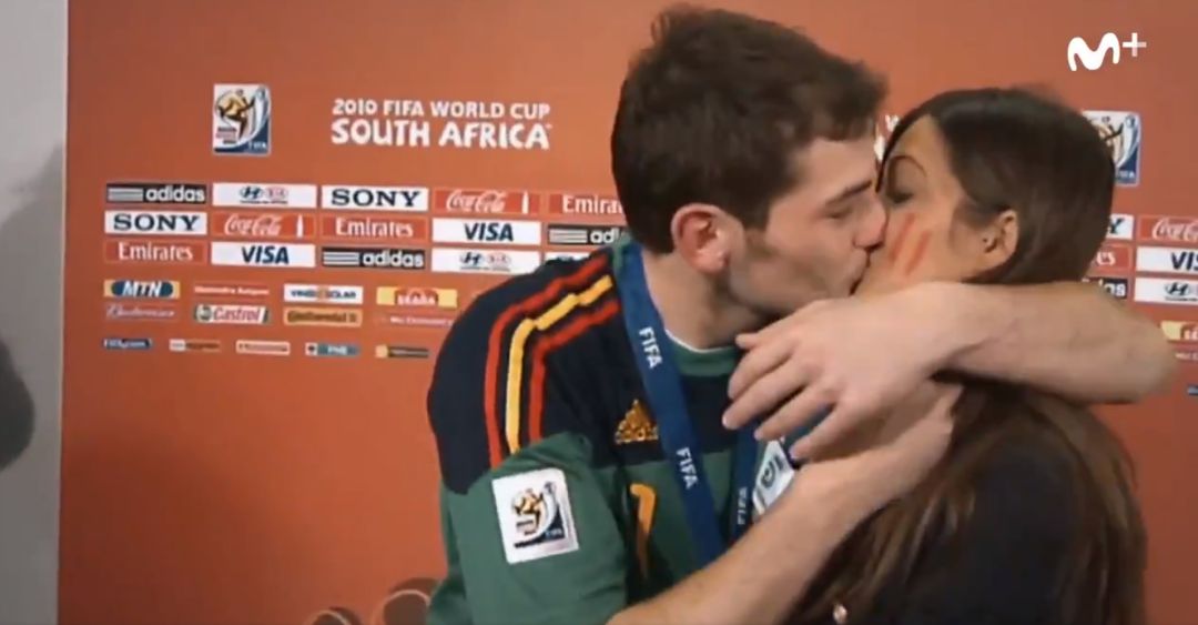 Beso entre Iker Casillas y Sara Carbonero, Mundial Sudáfrica 2010. Beso entre Iker Casillas y Sara Carbonero, Mundial Sudáfrica 2010.