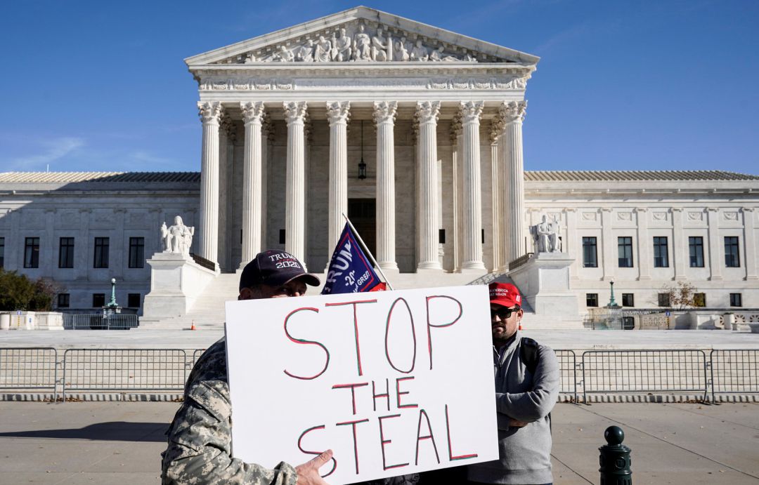 Seguidores de Donald Trump se manifiestan frente a la Corte del Supremo. Seguidores de Donald Trump se manifiestan frente a la Corte del Supremo.