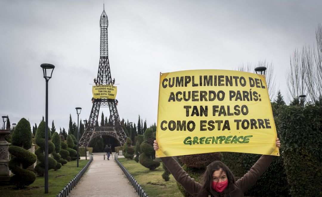 Activistas de Greenpeace denuncian la falta de cumplimiento del Acuerdo del Clima de París en una réplica de la torre Eiffel en Torrejón de Ardoz (Madrid) Activistas de Greenpeace denuncian la falta de cumplimiento del Acuerdo del Clima de París en una réplica de la torre Eiffel en Torrejón de Ardoz (Madrid)