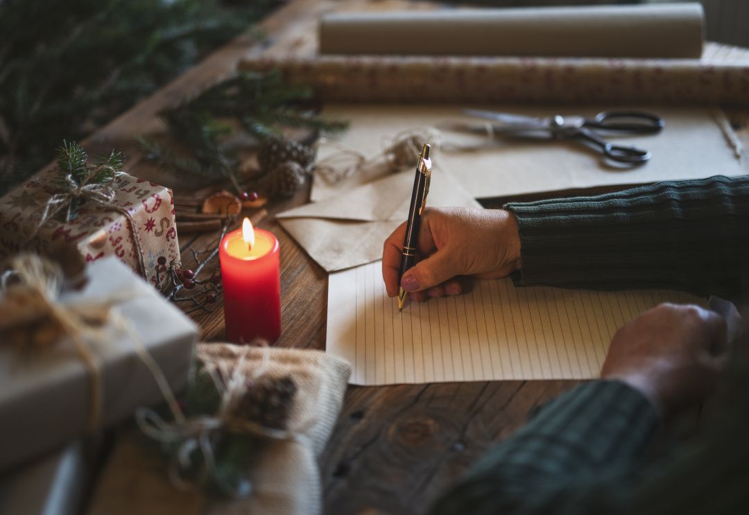 Un hombre escribe una carta por Navidad Un hombre escribe una carta por Navidad