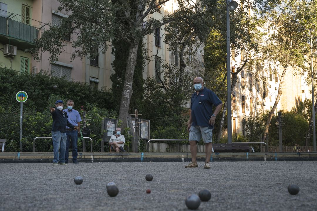 Varias personas juegan a la petanca en Barcelona Varias personas juegan a la petanca en Barcelona