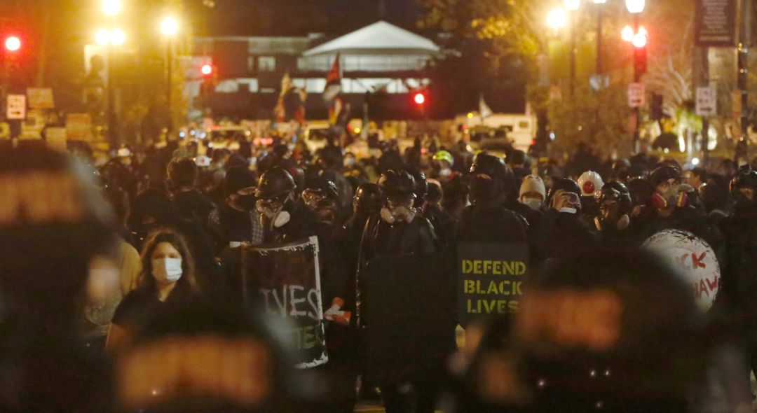 Las fuerzas de seguridad intervienen en los enfrentamientos entre algunos de los seguidores de Trump y varios miembros del movimiento Black Lives Matter Las fuerzas de seguridad intervienen en los enfrentamientos entre algunos de los seguidores de Trump y varios miembros del movimiento Black Lives Matter