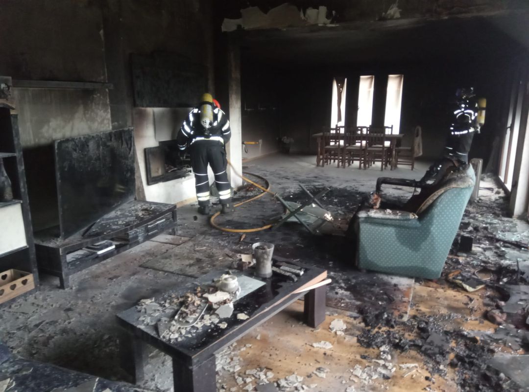 Las llamas calcinaron el salón del adosado Las llamas calcinaron el salón del adosado