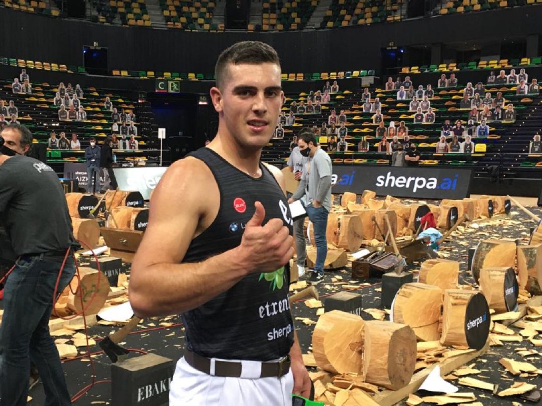 El campeón navarro Iker Vicente se hace con el Campeonato de Aizkolaris El campeón navarro Iker Vicente se hace con el Campeonato de Aizkolaris